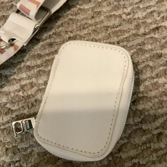 Steve Madden Neutral Coin Wallets & Neutral Shades Thick Strap Adjustable Strap. - Picture 4 of 7